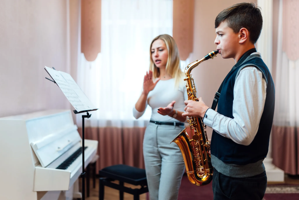 Como estudar saxofone com a orientação de um professor